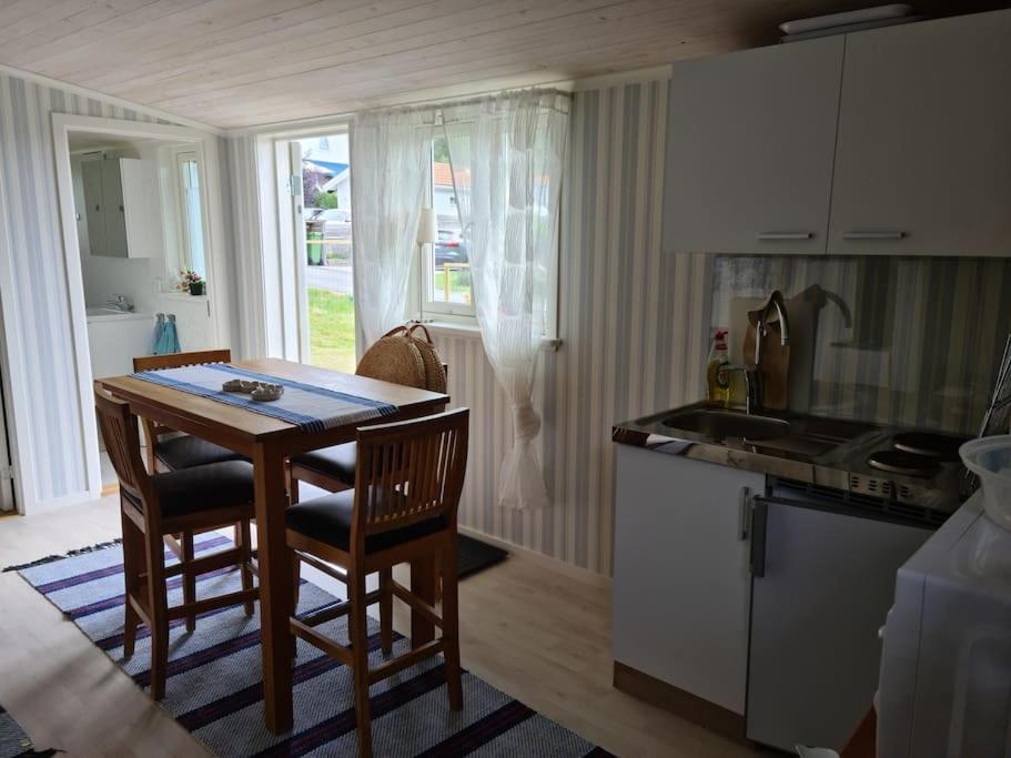 Foertjusande Gaesthus Med Parkering Fjallbacka Exterior photo